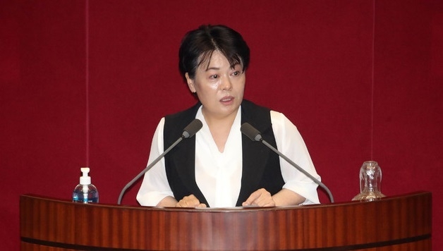 윤희숙 미래통합당 의원이 30일 오후 서울 여의도 국회에서 열린 본회의에서 발언하고 있다.