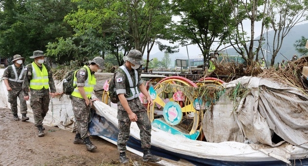 지난 6일 오전 11시30분께 춘천시 서면 의암댐 부근에서 경찰순찰정, 춘천시 행정선, 작업선 등 선박 3척이 잇따라 전복돼 1명이 숨지고 5명이 실종됐다.