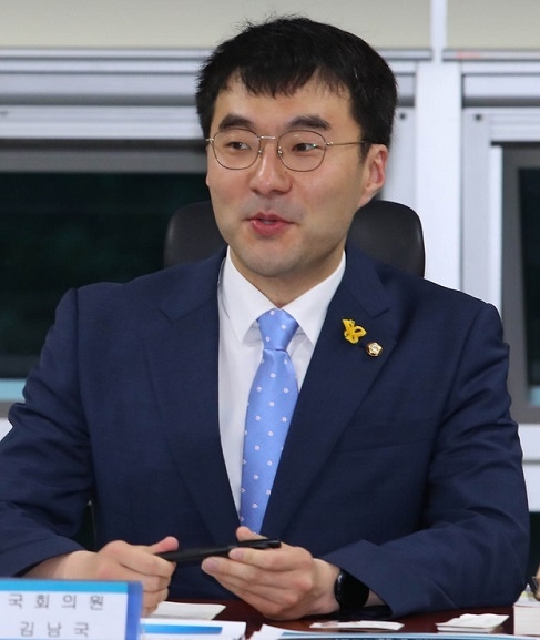 김남국 더불어민주당 의원이 25일 서울 여의도 국회 의워회관에서 집단소송, 징벌손배, 증거개시 등 재판제도 개혁을 주제로 열린 민주사법개혁 연속세미나에 참석해 발언을 하고 있다.