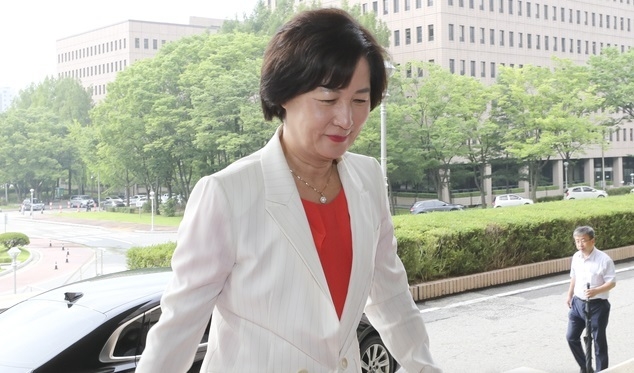 법무부의 검사장급 이상 인사 발표가 예정된 7일 추미애 법무부 장관이 경기 과천 법무부 청사로 출근하고 있다.