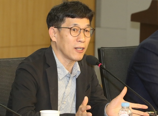 진중권 전 동양대 교수가 15일 오전 서울 여의도 국회 의원회관에서 열린 제21대 총선을 말하다! 길 잃은 보수정치, 해법은 무엇인가? 토론회에 참석해 주제 발표를 하고 있다.