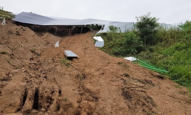 충북 제천 산비탈에서 설치된 태양광발전설비가 8일 최근 내린 큰 비에 무너져 있다.