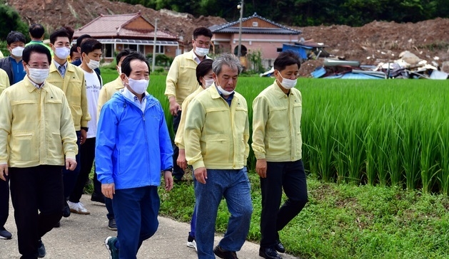 정세균 국무총리가 9일 오후 전남 곡성군 오산면 성덕마을 5명의 인명피해가 발생한 산사태 현장을 둘러본 뒤 돌아가고 있다.