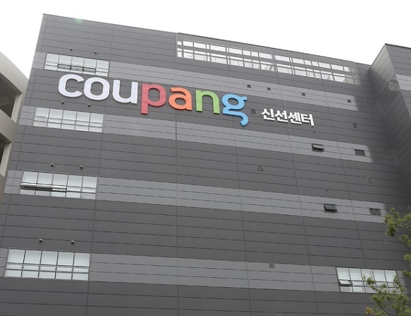 지난 5월 신종 코로나바이러스 감염증(코로나19)이 부천과 인천에 확산하는 가운데 경기도 부천시 쿠팡 물류센터에 적막감이 흐르고 있다.