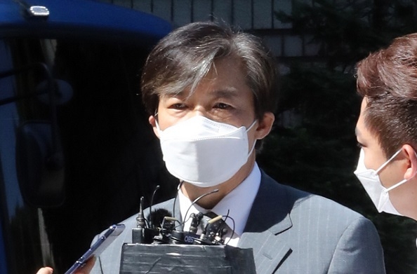 가족 비리와 감찰 무마 의혹 사건 등으로 기소된 조국 전 법무부 장관이 지난달 3일 오전 서울 서초구 서울중앙지법에서 열리는 공판에 출석해 기자들에게 입장을 밝히고 있다.
