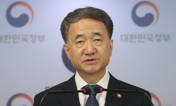 박능후 보건복지부 장관이 6일 오전 서울 종로구 정부서울청사 합동브리핑실에서 의료계 집단휴진 추진 관련 대국민 담화문 발표를 하고 있다.