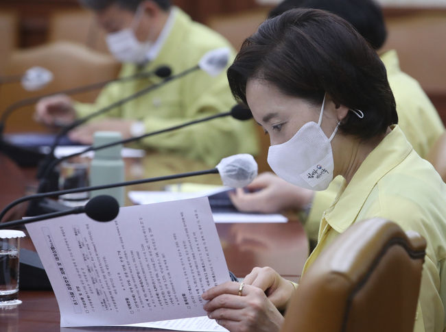 유은혜 사회부총리 겸 교육부 장관이 5일 오전 서울 종로구 정부서울청사에서 열린 코로나19 대응 중앙재난안전대책본부 회의에 참석해 자료를 살펴보고 있다. (사진제공=뉴시스)