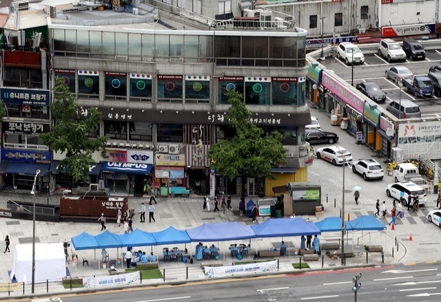 남대문시장 케네디 상가에서 상인 8명이 코로나19 확진판정을 받은 것으로 확인됐다. 사진은 10일 오전 서울 중구 남대문시장 인근에 마련된 선별진료소 모습. 사진=뉴시스