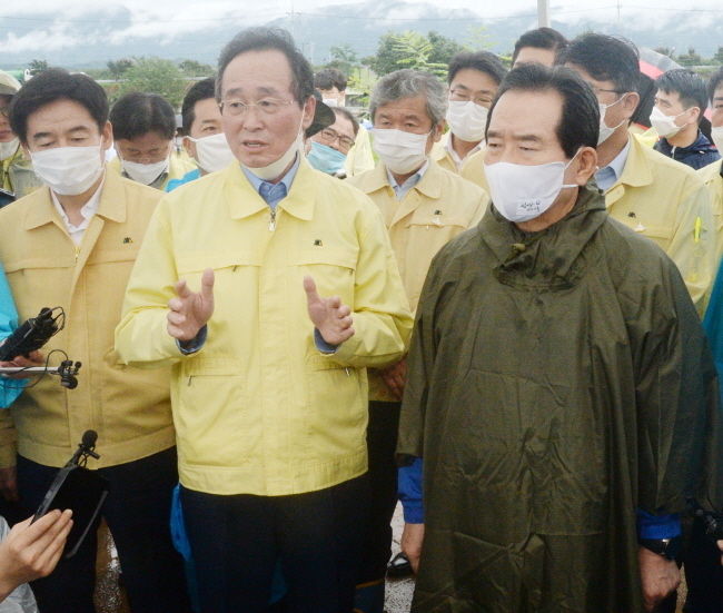 정세균 국무총리는 10일 전북 남원시의 섬진강 제방 붕괴 침수지역인 금지면 귀석리 마을을 방문해 송하진 전북도지사와 함께 현장을 둘러보고 있다.