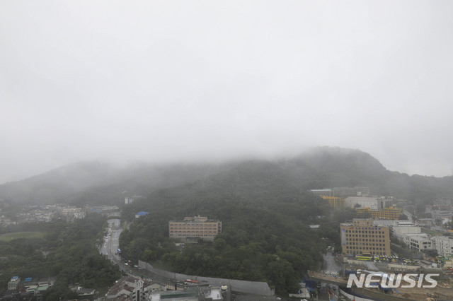 여름 장마가 이어지고 있는 지난 9일 오전 서울 중구 충무로에서 본 N서울타워가 운무에 가려져 있다. 2020.08.09. (사진/뉴시스)