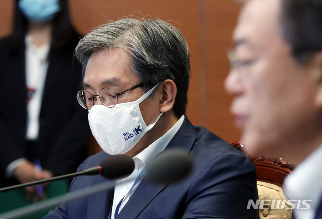 노영민 비서실장이 6일 오후 청와대에서 열린 수석 보좌관 회의에 참석해 문재인 대통령의 발언을 듣고 있다. 2020.07.06.(사진/뉴시스)