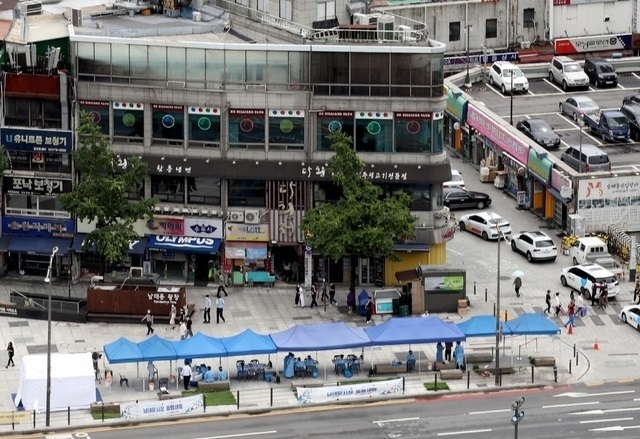 11일 서울시 코로나19 발생현황에 따르면 지난 6일 고양 반석교회 신도이자 남대문시장 케네디상가 상인 1명이 최초 확진 판정을 받았다. 이후 지난 9일 남대문시장 케네디상가 상인 7명(서울시 연번 1682~1688번)이, 10일에는 남대문시장 중앙상가 상인 1명(서울시 연번 1693번)이 추가 코로나19 확진자가 됐다. 사진은 10일 오전 서울 중구 남대문시장 인근에 마련된 선별진료소 모습. 사진=뉴시스