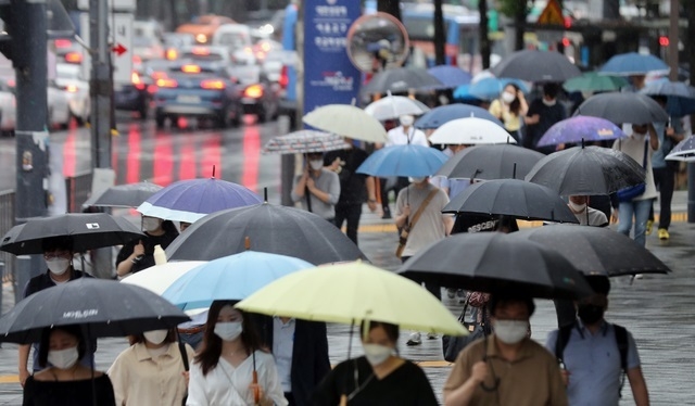 기상특보에 따르면 수요일인 12일은 전국 대부분 지역에 소나기가 내리고 밤에는 열대야가 나타나는 곳이 많겠다. 노르웨이 기상청보다 예보가 맞지 않아 네티즌으로부터 외면받은 기상청 기상특보가 이번에는 맞을지 관심이 쏠린다. 