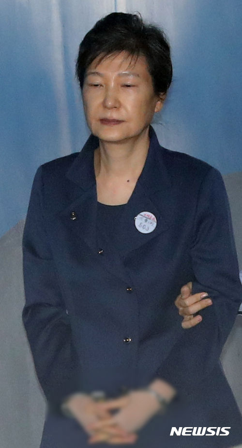 박근혜 전 대통령이 지난 2017년 10월13일 오전 서울 서초구 서울중앙지방법원에서 열린 국정농단 사건 80차 공판에 출석하고 있다. 2017.10.13. (사진/뉴시스)