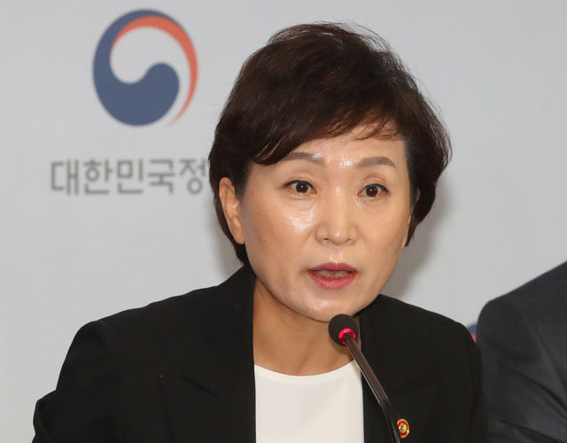 김현미 국토교통부 장관이 4일 오전 서울 종로구 정부서울청사 브리핑실에서 오는 2025년까지 공공임대주택 250만호까지 확대 등의 내용을 담은 서울권역 등 수도권 주택공급 확대방안을 발표한 뒤 취재진의 질문에 답하고 있다. (사진=뉴시스 제공)
