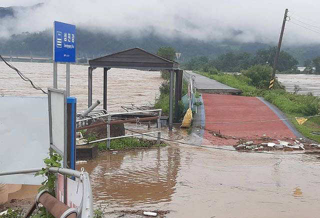 8일 오후 1시께 전북 남원시 금지면 지석리 금곡교 인근 섬진강 제방 100여m가 붕괴해 주변이 물로 가득 차 있다. (사진=전북소방본부 제공)