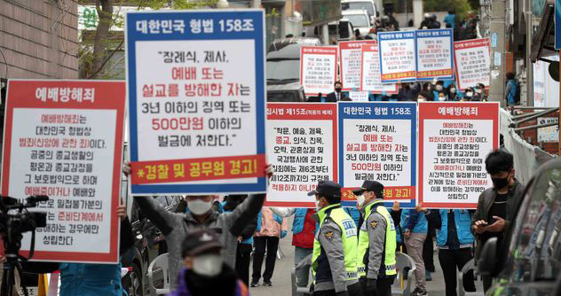 사회적 거리두기 캠페인이 종료되는 날이자 연장 여부가 발표될 예정인 19일 서울 성북구에 위치한 사랑제일교회 앞에서 교인들이 입장하고 있다. 전광훈 목사가 담임을 맡고 있는 사랑제일교회는 코로나19 확산을 방지하기 위한 집회금지명령에도 불구하고 현장 예배를 강행해 서울시에 고발당한 상태이다. (사진=뉴시스 제공)