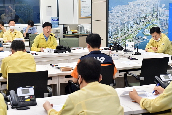 코로나19 발생현황 브리핑하는 부산시 관계자들. (사진=부산시청 제공)