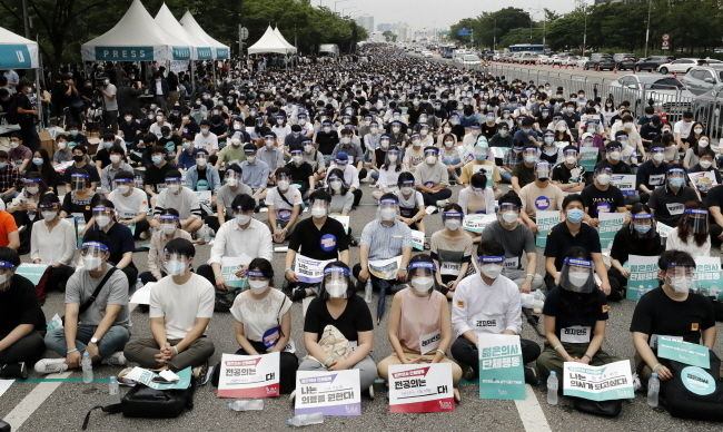 집단휴진에 나선 대한전공의협의회가 7일 서울 여의도 공원에서 집회를 열고 의대 정원 확대, 공공의대 설립 반대 등을 촉구하는 침묵 시위를 하고 있다.(사진=뉴시스 제공)