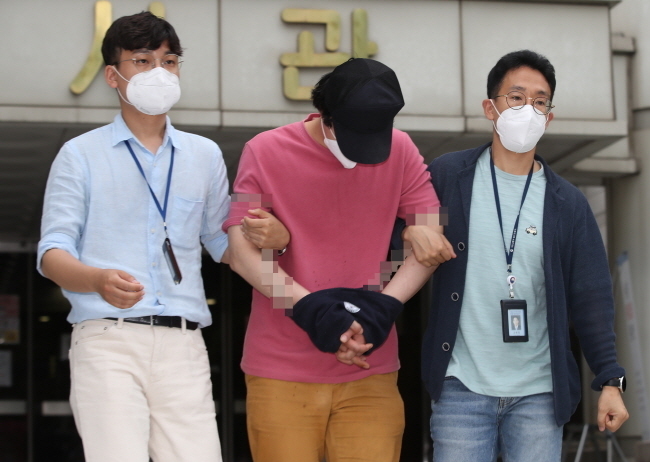 서울역 묻지마 폭행 혐의를 받는 이 모씨가 4일 오후 서울 서초동 서울중앙지방법원에서 구속 전 피의자 심문(영장실질심사)를 받은 뒤 철도경찰 호송 차량으로 향하고 있다. 
