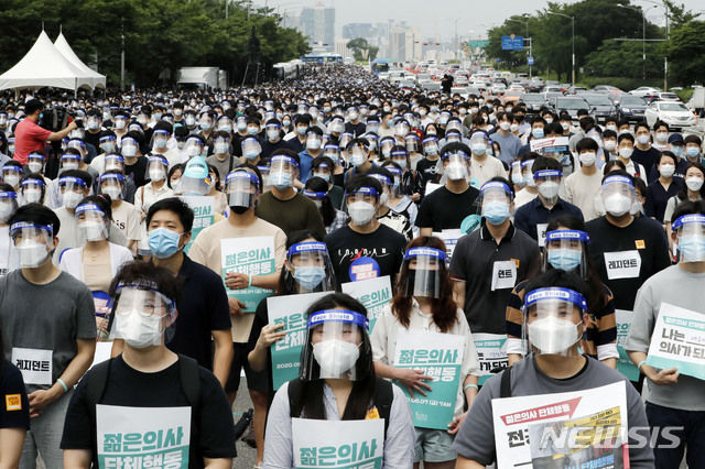 집단휴진에 나선 대한전공의협의회가 7일 서울 여의도 공원에서 집회를 열고 의대 정원 확대, 공공의대 설립 반대 등을 촉구하는 침묵 시위를 하고 있다. 2020.08.07. (사진/뉴시스)