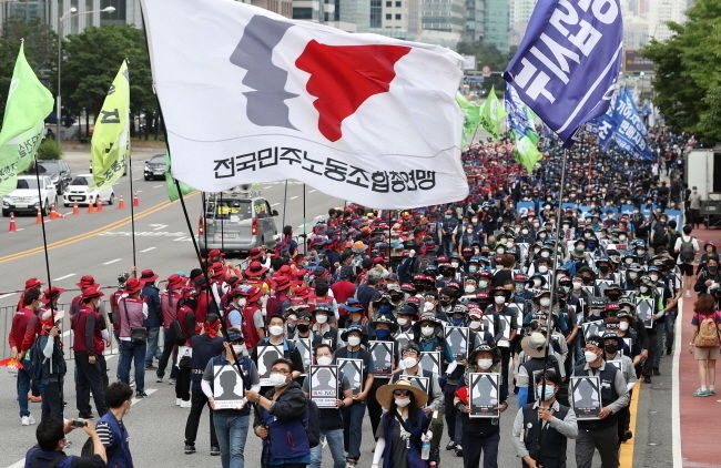 신종 코로나바이러스 감염증(코로나19) 집단감염 확산세에 따른 서울시의 집회금지 행정명령에도 불구하고 전국민주노동조합총연맹(민주노총)이 광복절인 15일 서울 도심에서 대규모 집회를 강행할 예정임에 따라 충돌이 불가피할 전망이다.