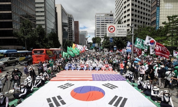 박근혜 전 대통령의 석방을 촉구하는 시민들이 지난달 25일 오후 서울 중구 을지로입구역 인근에서 천만인무죄석방본부 주최, 우리공화당 주관으로 열린 제182차 태극기집회에 참석해 구호를 외치고 있다.