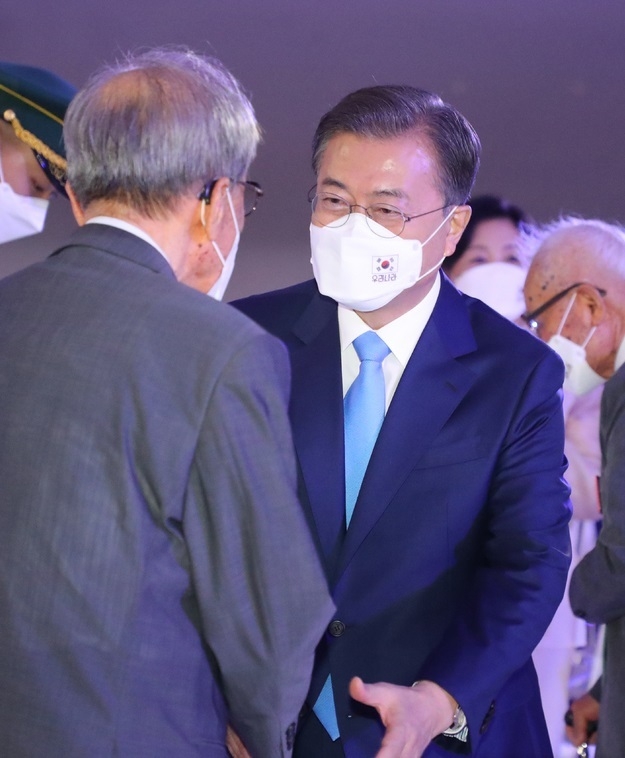 문재인 대통령이 15일 서울 중구 동대문디자인플라자에서 열린 제75주년 광복절 경축식에 참석해 생존 애국지사들을 맞이하고 있다.