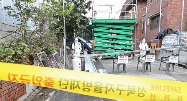 사랑제일교회에서 신종 코로나바이러스 감염증(코로나19) 확진자가 발생해 폐쇄조치한 14일 오후 서울 성북구 사랑제일교회에서 성북구 관계자들이 방역을 하고 있다.