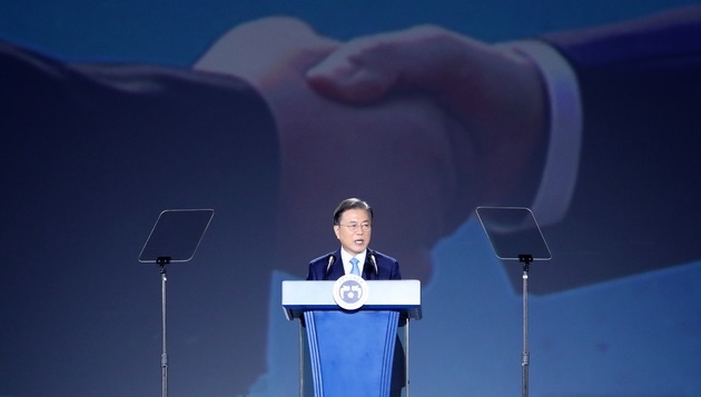 문재인 대통령이 15일 서울 중구 동대문디자인플라자에서 열린 제75주년 광복절 경축식에 참석해 경축사를 하고 있다.
