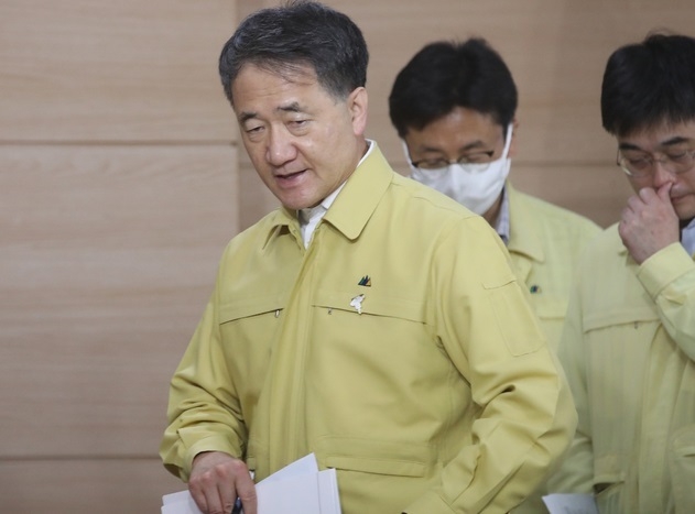 박능후 중앙재난안전대책본부(중대본) 1차창(보건복지부 장관)이 15일 서울 종로구 정부서울청사 합동브리핑실에서 중대본 회의 결과를 브리핑을 마친 후 나서고 있다.