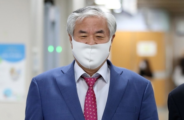 공직선거법 위반 혐의 등으로 기소된 전광훈 한국기독교총연합회 대표회장 목사가 11일 오전 서울 서초구 서울중앙지방법원에서 열리는 3차 공판에 출석하고 있다.