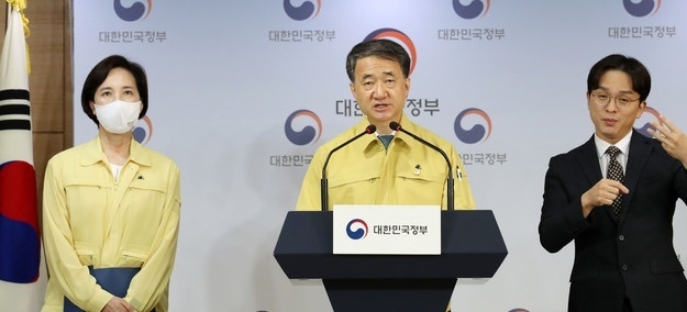 박능후 중앙사고수습본부장과 유은혜 사회부총리 겸 교육부 장관이 16일 오후 서울 세종로 정부서울청사 브리핑룸에서 코로나19 대응 중앙사고수습본부 정례브리핑을 하고 있다.