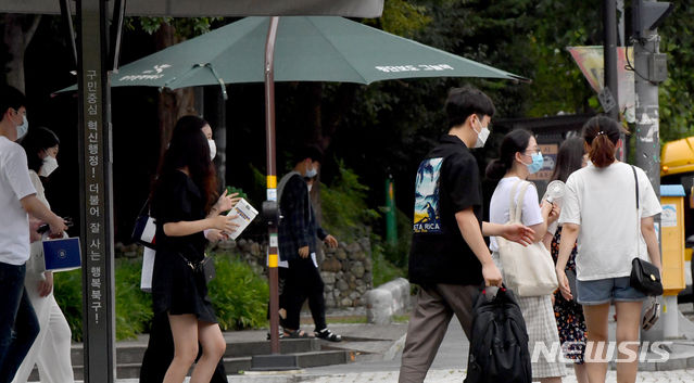 광주에 폭염경보가 발효 중인 지난 14일 오후 북구 용봉동 전남대학교 후문 횡단보도 그늘막에서 시민들이 잠시 더위를 피하고 있다. 2020.08.14. (사진/뉴시스)