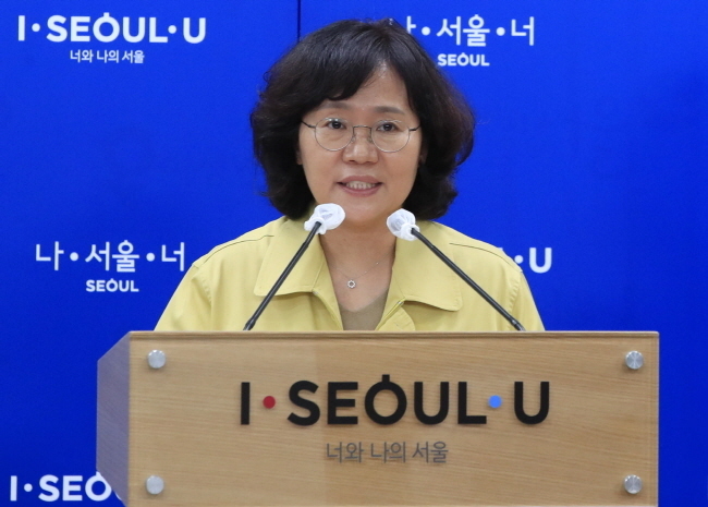 박유미 서울특별시 시민건강국장이 17일 오전 서울 중구 서울특별시청 브리핑룸에서 신종 코로나바이러스 감염증(코로나19) 발생 현황 및 주요 대책에 대한 브리핑을 하고 있다.