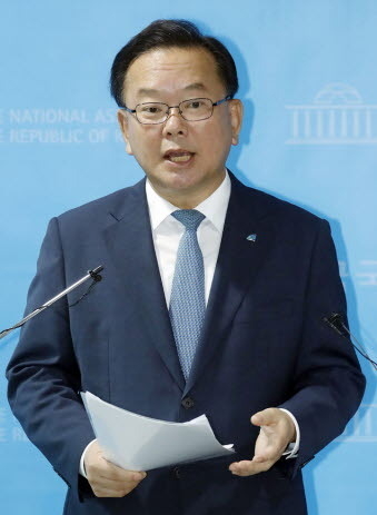 더불어민주당 당 대표에 출마한 김부겸 후보는 17일 전국정당·책임정당·포용정당을 핵심 가치로 내건 3대 당 혁신안을 발표했다. 