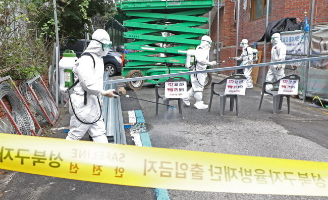 서울지역에서만 신종 코로나바이러스 감염증(코로나19) 확진자 209명이 발생한 성북구 사랑제일교회와 관련, 여전히 교인 등 관계자 1045명의 소재가 파악되지 않고 있는 것으로 확인됐다.
