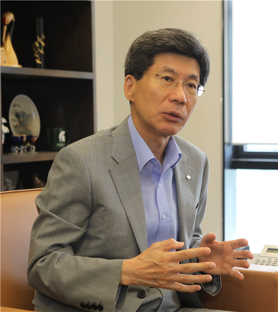 이종서 총장은 대전고등학교 서울대를 졸업하고 버밍엄대학 성균관대 교육행정학 박사로 제21회 행정고시 출신이다. 교육부 교육정책기획관 등 주요 보직을 거쳐 교육부 차관, 한국교직원공제회 이사장을 역임한 후 2017년부터 대전대학교 총장을 하고 있는 교육행정 전문가다.