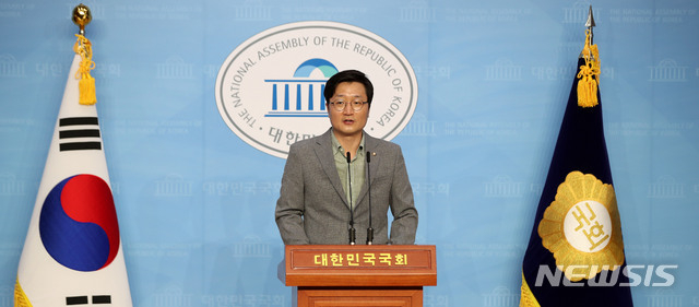 더불어민주당 전국대의원대회준비위원회 대변인인 장철민 의원이 19일 오전 서울 여의도 국회 소통관에서 브리핑을 하고 있다. (사진=뉴시스 제공)