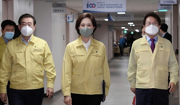 유은혜 교육부장관과 시도교육감이 사회적 거리두기 2단계 격상에 "수도권-부산 외 지역도 등교인원 2/3 합의 , 결정했다"고 19일 밝혔다. 사진=교육부 제공