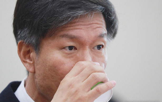 김대지 국세청장 후보자가 19일 오전 서울 여의도 국회 기재위 전체회의에서 열린 국세청장 후보자 인사청문회에서 물을 마시고 있다. (사진=뉴시스 제공)