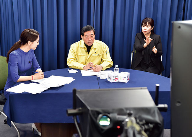 윤화섭 안산시장이 2일 온라인 기자회견에서 코로나19 극복을 위한 안산형 민생경제 활성화 종합지원 계획을 발표하고 있다