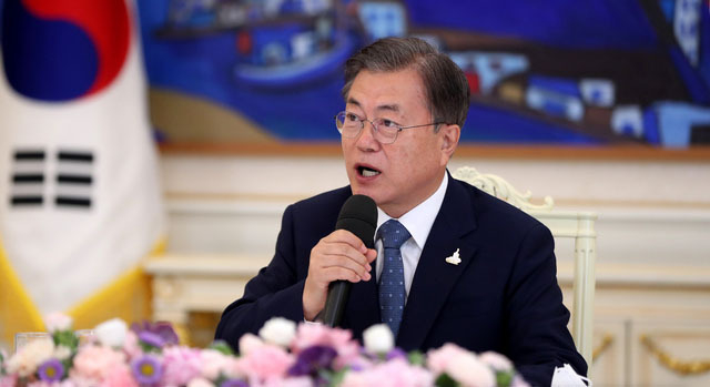 문재인 대통령이 20일 오전 청와대 본관에서 염수정 추기경을 비롯한 한국천주교 지도자와 오찬 간담회중 인사말을 하고 있다. (사진=청와대 제공)