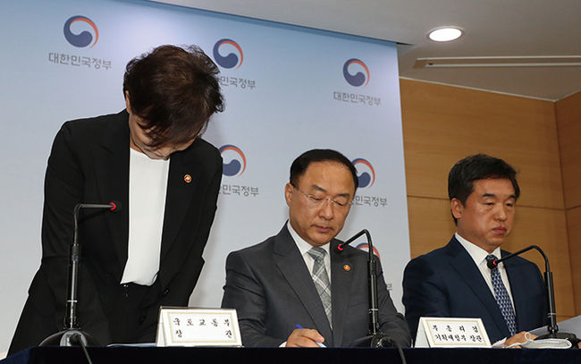 김현미 국토교통부 장관이 4일 오전 서울 종로구 정부서울청사 브리핑실에서 오는 2025년까지 공공임대주택 250만호까지 확대 등의 내용을 담은 서울권역 등 수도권 주택공급 확대방안을 발표하기 전 고개 숙여 인사하고 있다.