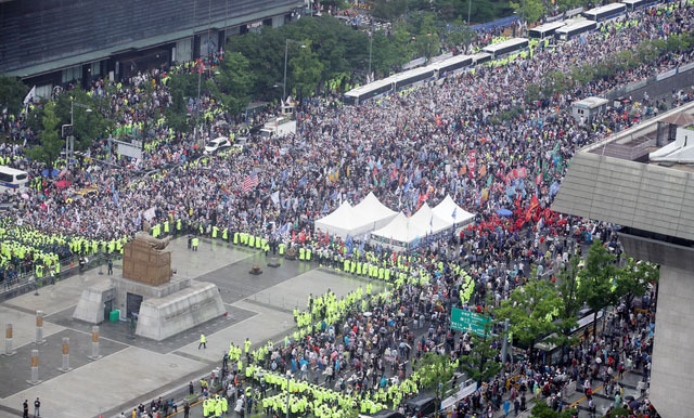 보수단체들이 15일 서울 종로구 광화문 광장 주변에 모여 8·15 대규모 집회를 이어가고 있다. (사진=뉴시스 제공)