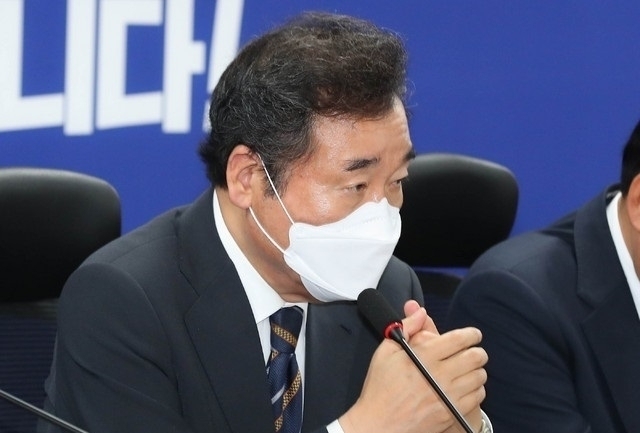 더불어민주당 8·29 전당대회 당권주자인 이낙연 후보는 20일 광복절 광화문 집회를 주도해 신종 코로나바이러스 감염증(코로나19) 재확산을 일으켰다는 비판을 받는 사랑제일교회 전광훈 목사에 대해 "더는 좌시할 수 없다"며 "수사 당국은 방역 방해 행위를 단호하게 엄단해 사회 안전을 지켜달라"고 촉구했다.