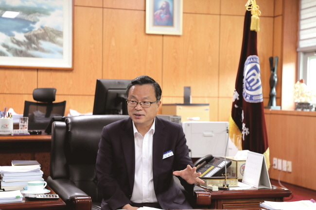 이원근 총장은 경북대학교를 졸업하고 미네소타대학에서 교육학석사, 동국대에서 교육학박사를 받았다. 행정고시 22회로 교육공무원을 시작한 뒤 교육부 교육개혁위원회 사무국의 지원과장 시절 5.31 교육개혁안 성안에 행정적으로 검토하고 세부 사안을 조율하는 교육개혁 담당 실무자였다. 부산광역시 대전광역시 교육청 부교육감, 한국대학교육협의회 사무총장, 한남대 특임 부총장을 거쳤다. IMF 때 지방재정활성화에 기여한 공로로 홍조근정훈장을 받기도 했다.