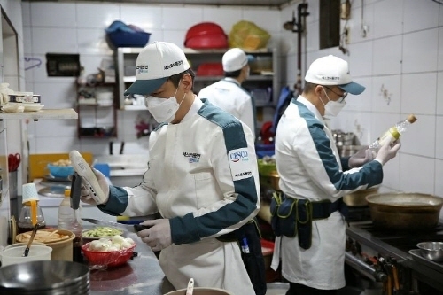 세스코 식품안전 전문가가 금남시장의 한 점포에서 위생 진단을 하고 있다.