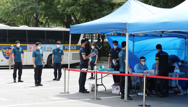 지난 광복절 도심 집회에 질서유지를 위해 투입되었던 경찰들이 지난 19일 오전 서울 중구 서울지방경찰청 기동본부에서 신종 코로나바이러스 감염증(코로나19) 검사를 받기 위해 대기하고 있다. (사진제공=뉴시스)