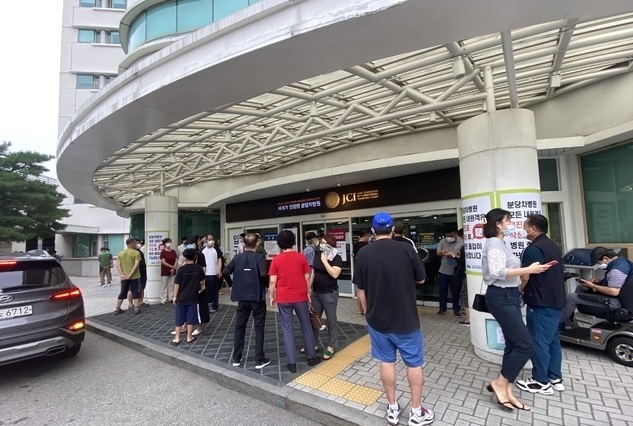 22일 오전 9시께 경기 성남 분당차병원을 찾은 사람들. 원내 코로나19 확진자 발생으로 입구에서 기다리고 있다.